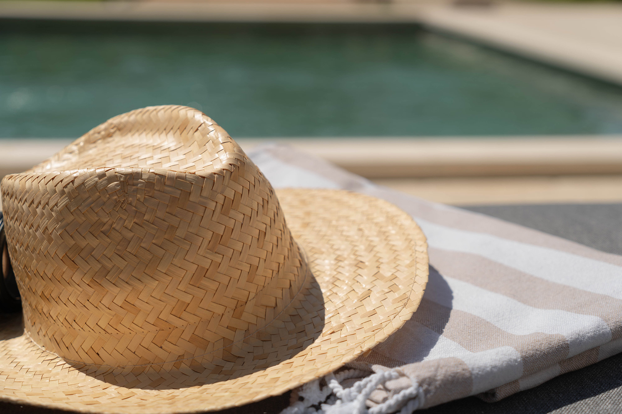bastide-des-oliviers-jardin-transat-barbecue